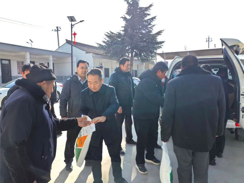 党委书记、董事长王联盟慰问对口帮扶驻村工作队和当地群众